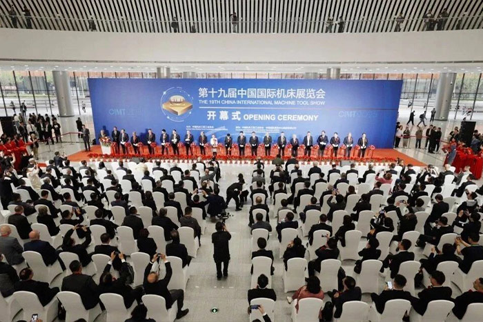 柔性智造 領(lǐng)航未來|巨能機(jī)器人CIMT2025首日盛況直擊！